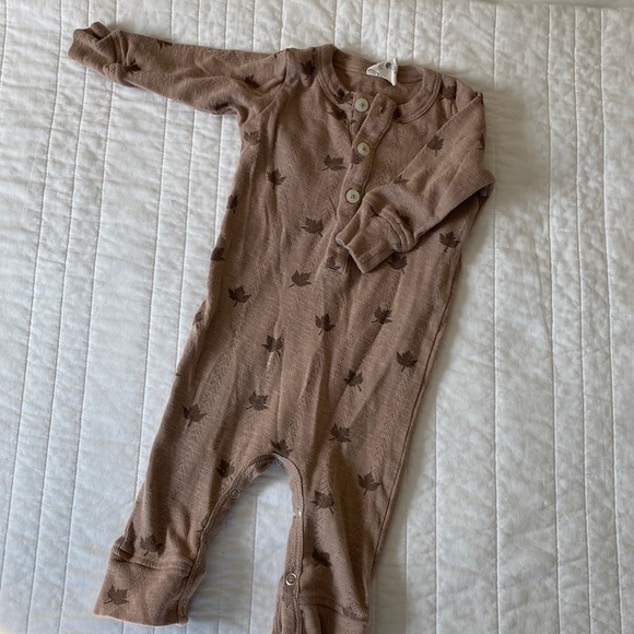 Kate Quinn maple leaf onesie - Picture 1 of 4